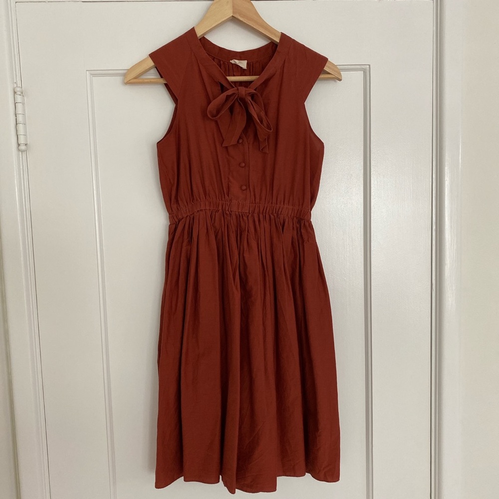 Sleeveless dress with tie